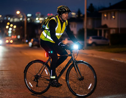 Jazda na rowerze po zmroku – jak zadbać o widoczność i bezpieczny ubiór? Nocna jazda rowerem nie musi być straszna!