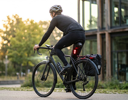 Najlepsze gadżety rowerowe i akcesoria na rower. Ranking na sezon 2026.